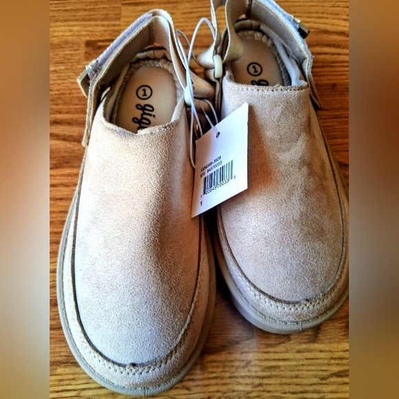 NEW Girls Shoes, Mules, Beige Sz 1  3 - Picture 1 of 7